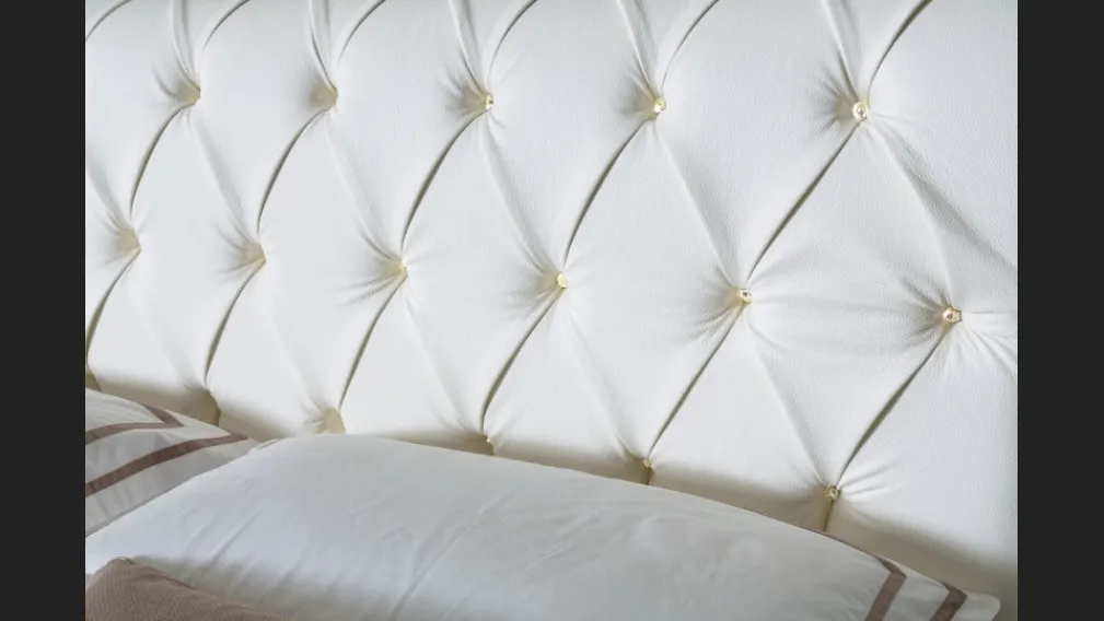 Letto classico in pelle imbottito con testiera trapuntata Raffaello di Le Comfort